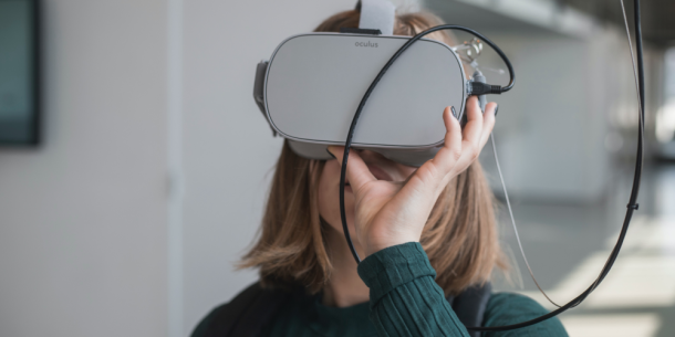 femme avec casque de realite virtuelle